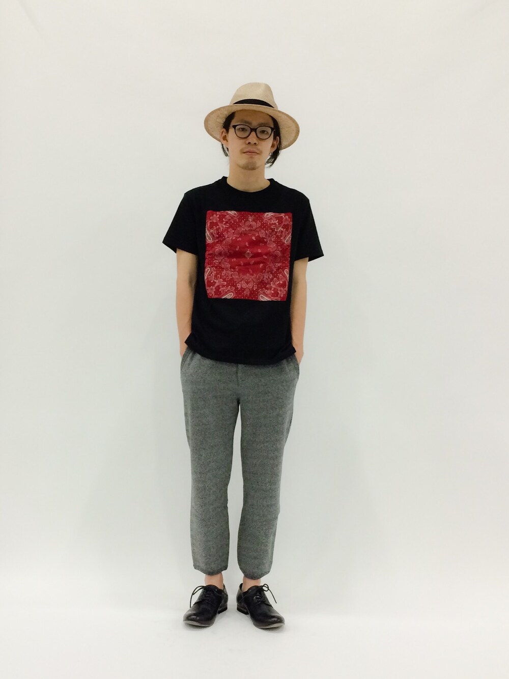 「スウェットパンツ、ハット、レザーシューズ、革靴、クロップドパンツ、ペイズリー、ストローハット、プレーントゥ、ツバ広ハット、黒Tシャツ」｜「WEGOのWEGO/ペイズリークロスTシャツ（Tシャツ/カットソー、ブラック系）」を使った、ナカニシアキラさん（メンズ・172cm）の春コーディネートの1枚目の写真
