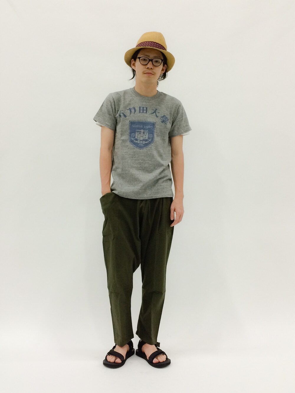 「プリントTシャツ、ハット、サルエルパンツ、サルエル、プリントT、カーキパンツ、メガネ男子、teva、おもしろT、ベージュのハット」｜「OVERRIDEの【override】ARAERU PAPER MANISH（ハット、ベージュ系）」を使った、ナカニシアキラさん（メンズ・172cm）の春コーディネートの1枚目の写真