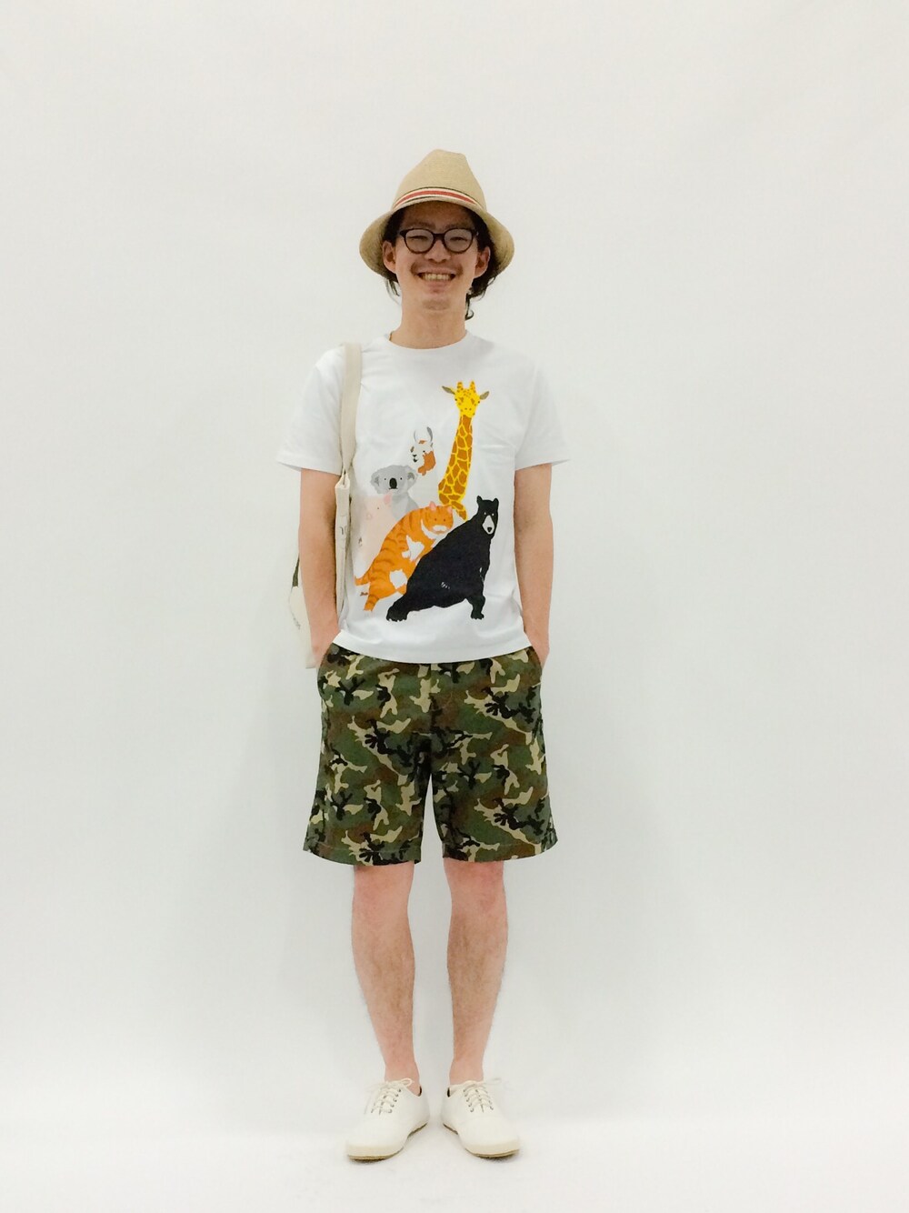 「トートバッグ、カモフラ、アニマル、ハット、カモフラパンツ、カモフラ柄、アニマルプリント、中折れハット、アニマルＴシャツ、動物モチーフ」｜「BEAMSのBEAMS / ペーパー 中折れ ハット 15SS（ハット、ベージュ系）」を使った、ナカニシアキラさん（メンズ・172cm）の春コーディネートの1枚目の写真