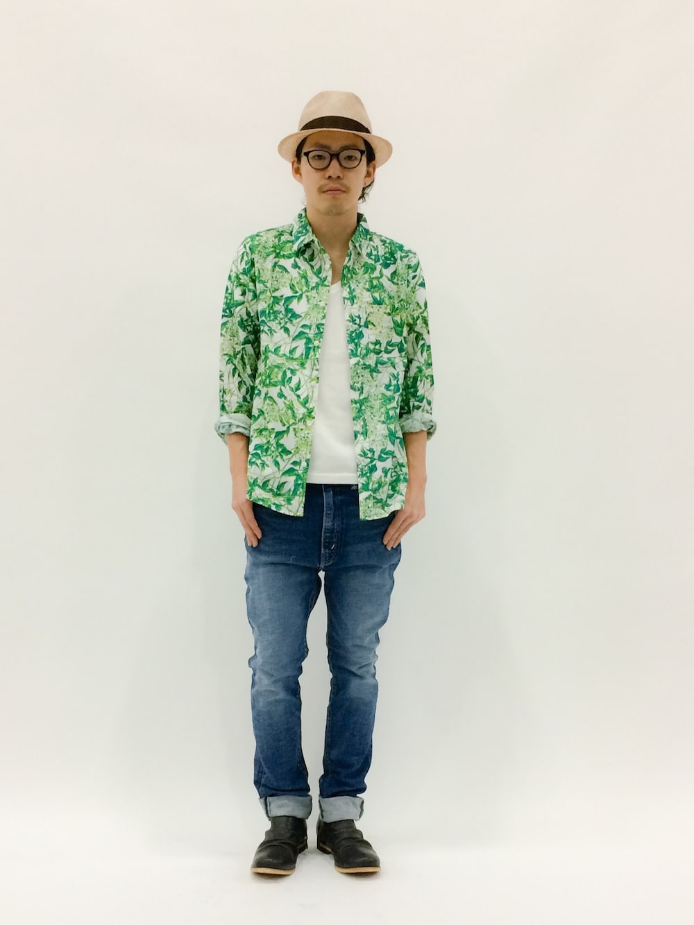 「ハット、デニムパンツ、ボタニカル、ジーパン、ボタニカル柄、麦わら帽子、シャツ×Tシャツ、Tシャツ×シャツ、ベージュのハット」｜「OVERRIDEの【override】 FEDORA HAT KNM/オーバーライド フェドラ ハット（ハット、ベージュ系）」を使った、ナカニシアキラさん（メンズ・172cm）の春コーディネートの1枚目の写真