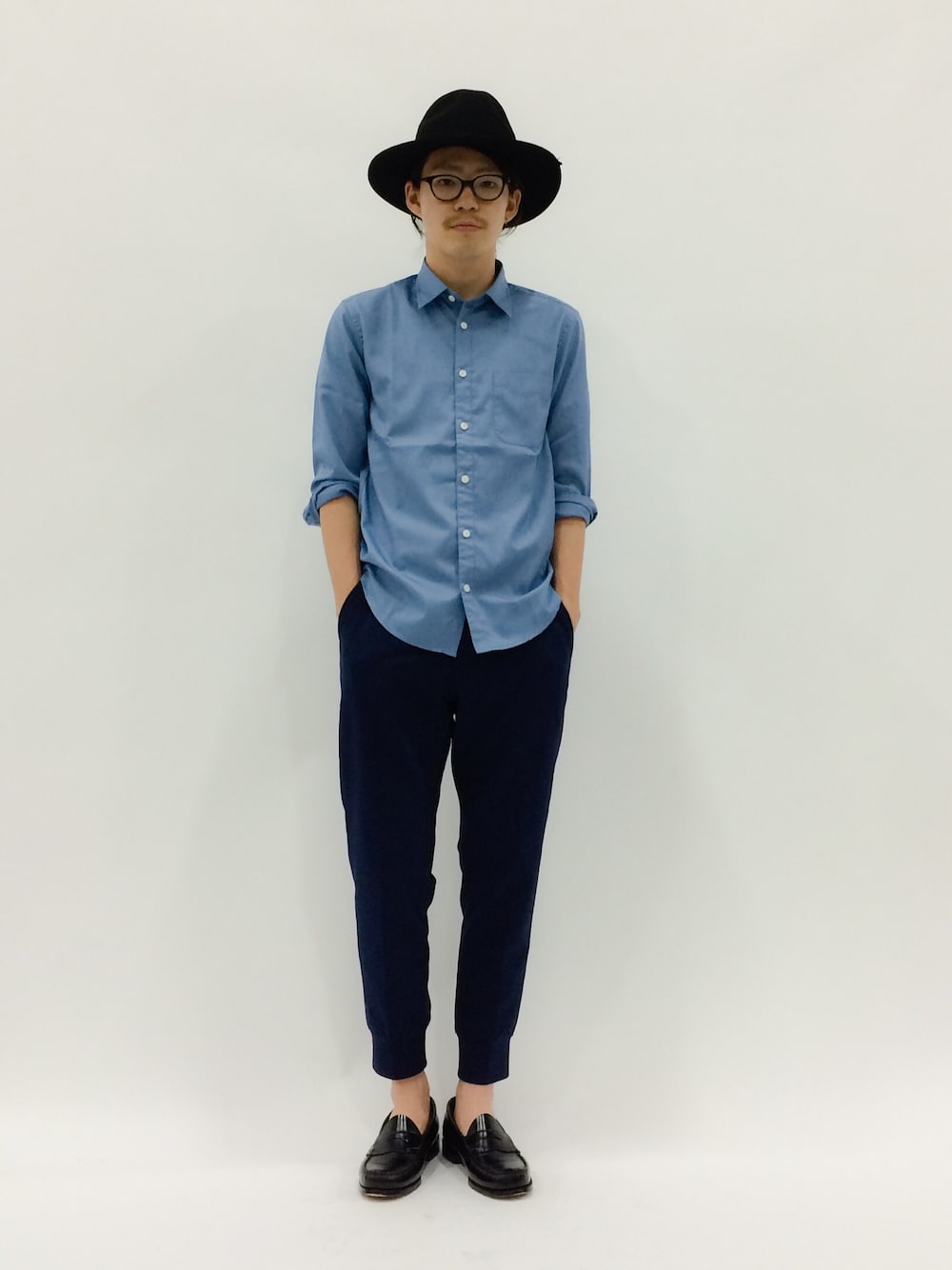 「リブパンツ、ローファー、HARE、ハット、ハレ、メガネ男子、ツバ広ハット、青シャツ、フェルトハット」｜「HAREのＣＶＣシャツ7分袖(HARE)（シャツ/ブラウス、ブルー系）」を使った、ナカニシアキラさん（メンズ・172cm）の春コーディネートの1枚目の写真