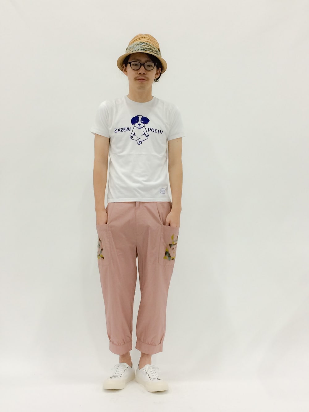 「ハット、白スニーカー、ロールアップ、メガネ男子、犬、ピンクパンツ、動物モチーフ、ホワイトスニーカー、ペーパーハット」｜「チャイハネの【チャイハネ】マッキーペーパーハット（ハット、ベージュ系）」を使った、ナカニシアキラさん（メンズ・172cm）の春コーディネートの1枚目の写真