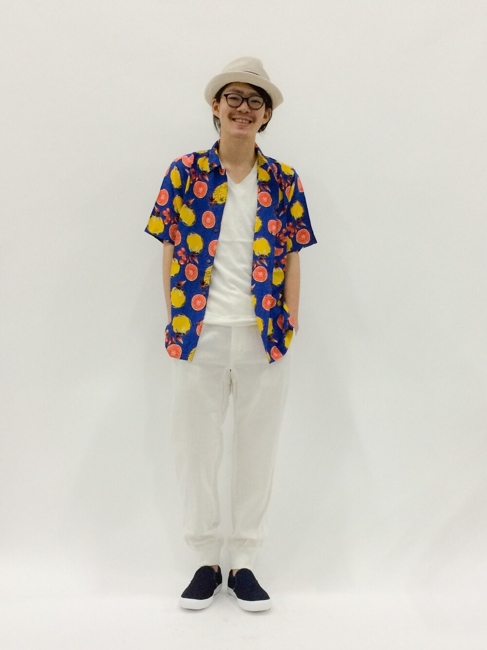 「ハット、白パン、スリッポン、白パンツ、ホワイトパンツ、チャイハネ、アロハシャツ、白Tシャツ、シンプルT、サーモハット」｜「URBAN RESEARCHのRohｗ master product×UR サーモハット（ハット、ベージュ系）」を使った、ナカニシアキラさん（メンズ・172cm）の春コーディネートの1枚目の写真