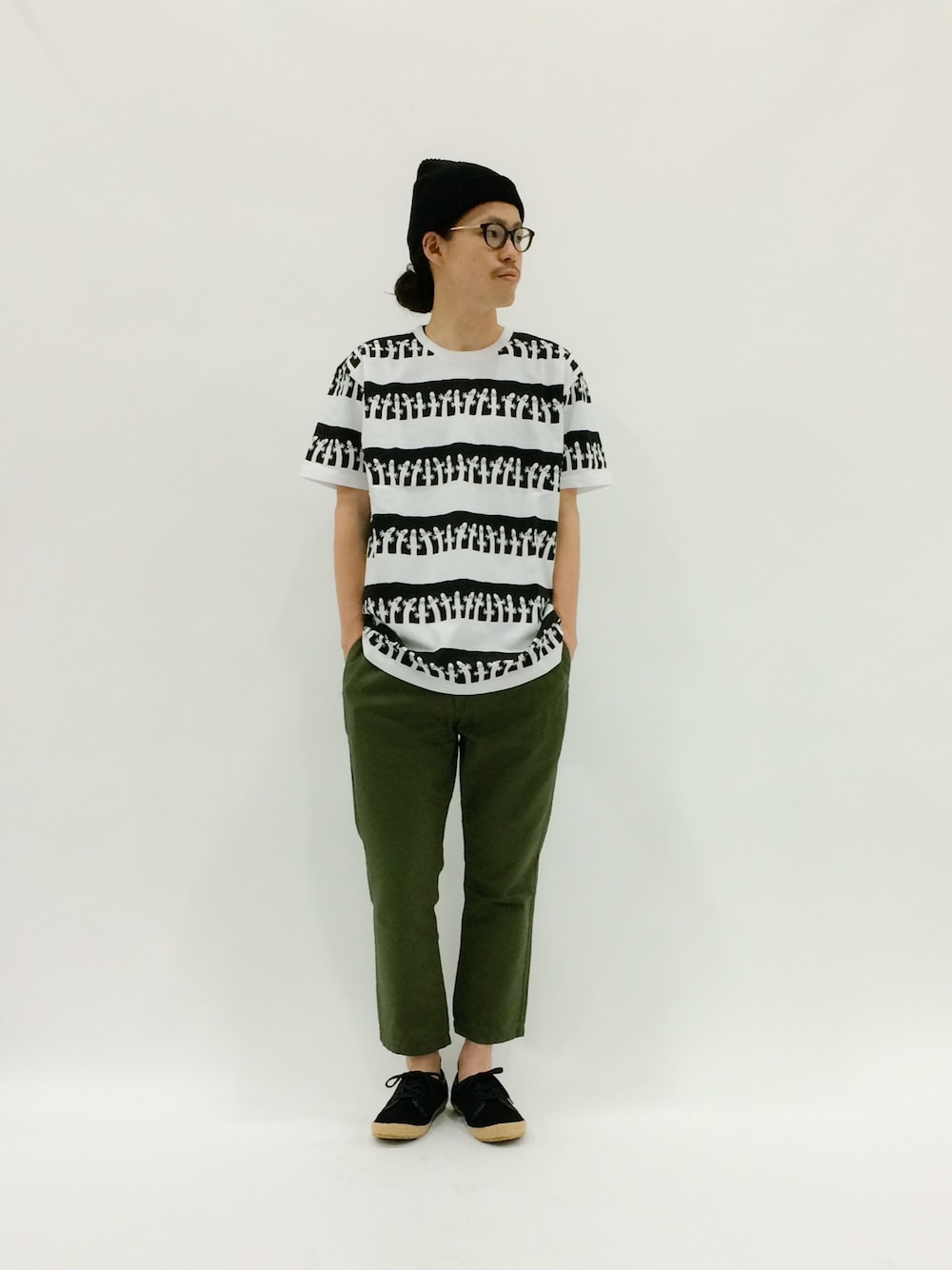「ニット帽、ニットキャップ、オーバーサイズ、ムーミン、グラニフ、ボーダートップス、アンクルパンツ、ボーダーカットソー、黒ニット帽、オーバーサイズＴ」｜「URBAN RESEARCH DOORS MENSのDOORS USA COTTON AZE WATCH（ニットキャップ/ビーニー、ブラック系）」を使った、ナカニシアキラさん（メンズ・172cm）の春コーディネートの1枚目の写真