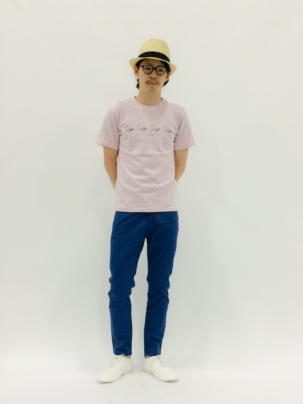 「ピンク、ハット、フラミンゴ、ホワイトシューズ、白シューズ、アニマルＴシャツ、動物モチーフ、ピンクTシャツ、青パンツ」｜「WEGOのWEGO/ブレードハット（ハット、ベージュ系）」を使った、ナカニシアキラさん（メンズ・172cm）の春コーディネートの1枚目の写真