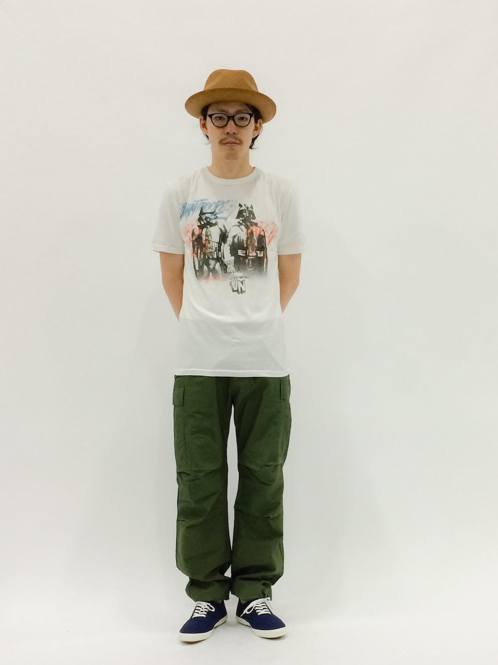 「カーゴパンツ、STAR WARS、カーキのカーゴパンツ、カーキパンツ、キャラT、スターウォーズ、ダースベイダー、JUNKFOOD、ネイビースニーカー」｜「SHIPSのSA: SHIPS AUTHENTIC PRODUCTS(シップス オーセンティック プロダクツ) Made in USA(アメリカ製) パナマハット■（ハット、ブラウン系）」を使った、ナカニシアキラさん（メンズ・172cm）の春コーディネートの1枚目の写真