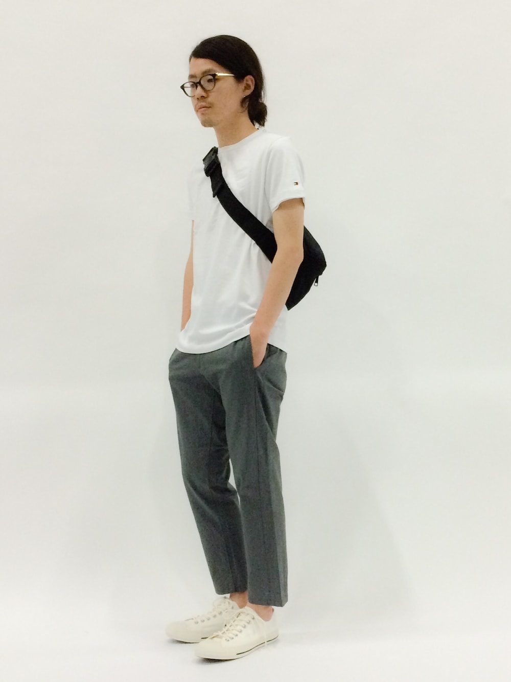 「コンバース、MHL.、オールスター、コンバース オールスター、アンクルパンツ、ボディバッグ、ヘンリーネック、ヘンリーネックＴシャツ」｜「TOMMY HILFIGERのAJ HARRY HENLEY S/S RF（Tシャツ/カットソー、ホワイト系）」を使った、ナカニシアキラさん（メンズ・172cm）の夏コーディネートの1枚目の写真