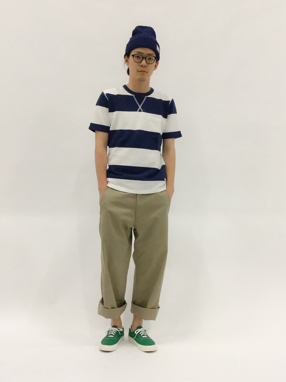 「VANS、ニット帽、ワイドパンツ、ボーダートップス、ボーダーカットソー、緑のスニーカー」｜「FLASH REPORTの綿麻ワッチキャップ／フラッシュリポート／ＦＬＡＳＨ　ＲＥＰＯＲＴ（キャップ、ブルー系）」を使った、ナカニシアキラさん（メンズ・172cm）の夏コーディネートの1枚目の写真