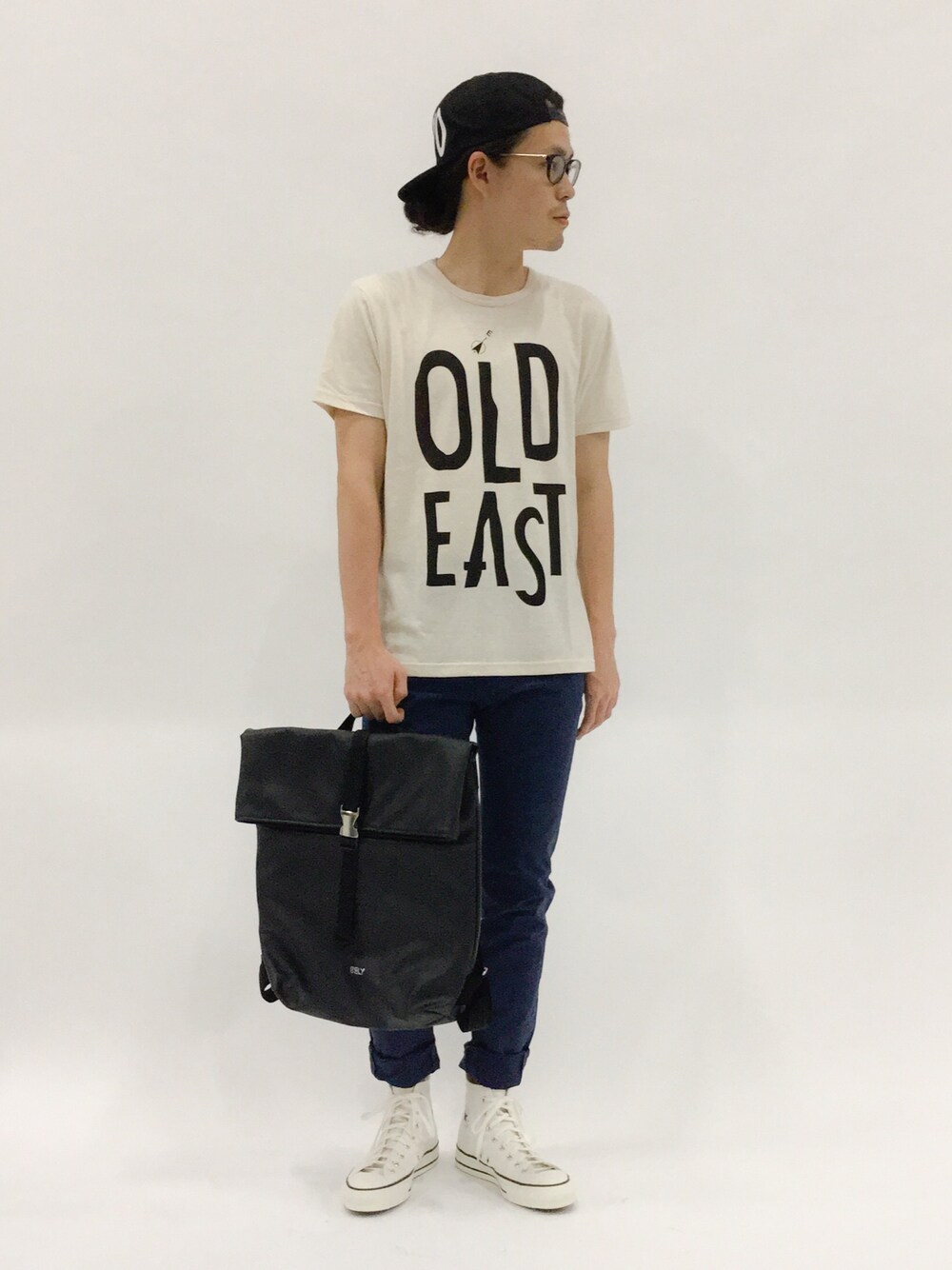 「コンバース、スキニーパンツ、バックパック、キャップ、ハイカットスニーカー、黒リュック、TOKYO、コンバースオールスター、キャップ後ろかぶり」｜「WHO'S WHO galleryの【BELY】ODIGI SACK（バックパック/リュック、ブラック系）」を使った、ナカニシアキラさん（メンズ・172cm）の夏コーディネートの1枚目の写真