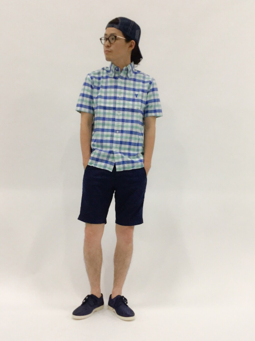 「チェックシャツ、柄×柄、ショーツ、メッシュキャップ、青シャツ、キャップ後ろかぶり、膝上ショーツ、青チェック」｜「BEAUTY&YOUTH UNITED ARROWSの【別注】【WEB限定】＜ALBELORA × BY＞ S/OXFD EC/スニーカー（スニーカー、ブルー系）」を使った、ナカニシアキラさん（メンズ・172cm）の夏コーディネートの1枚目の写真