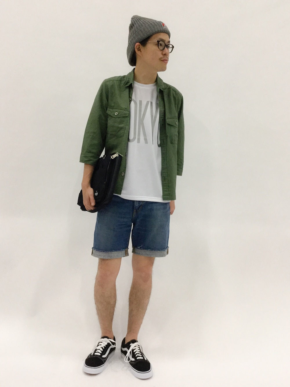 「クラッチバッグ、ショートパンツ、ショーパン、TOKYO、ショートデニム、VANSのスニーカー、カーキシャツ、グリーンシャツ、グレーニット帽、グレーのニット帽」｜「BEN DAVISのBEN DAVIS "acryl" KNIT CAP（ニットキャップ/ビーニー、グレー系）」を使った、ナカニシアキラさん（メンズ・172cm）の夏コーディネートの1枚目の写真