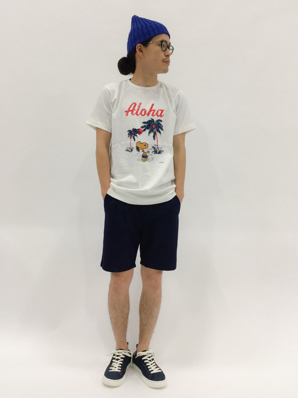 「ＳＮＯＯＰＹ　、ショーパン、スヌーピー、PEANUTS、ショーツ、キャラT、ＢＵＤＤＹ、夏でもニット帽、青ニット帽」｜「SHIPS JET BLUEのbuddy: bull terrier レザーシューズ（スニーカー、ブルー系）」を使った、ナカニシアキラさん（メンズ・172cm）の夏コーディネートの1枚目の写真