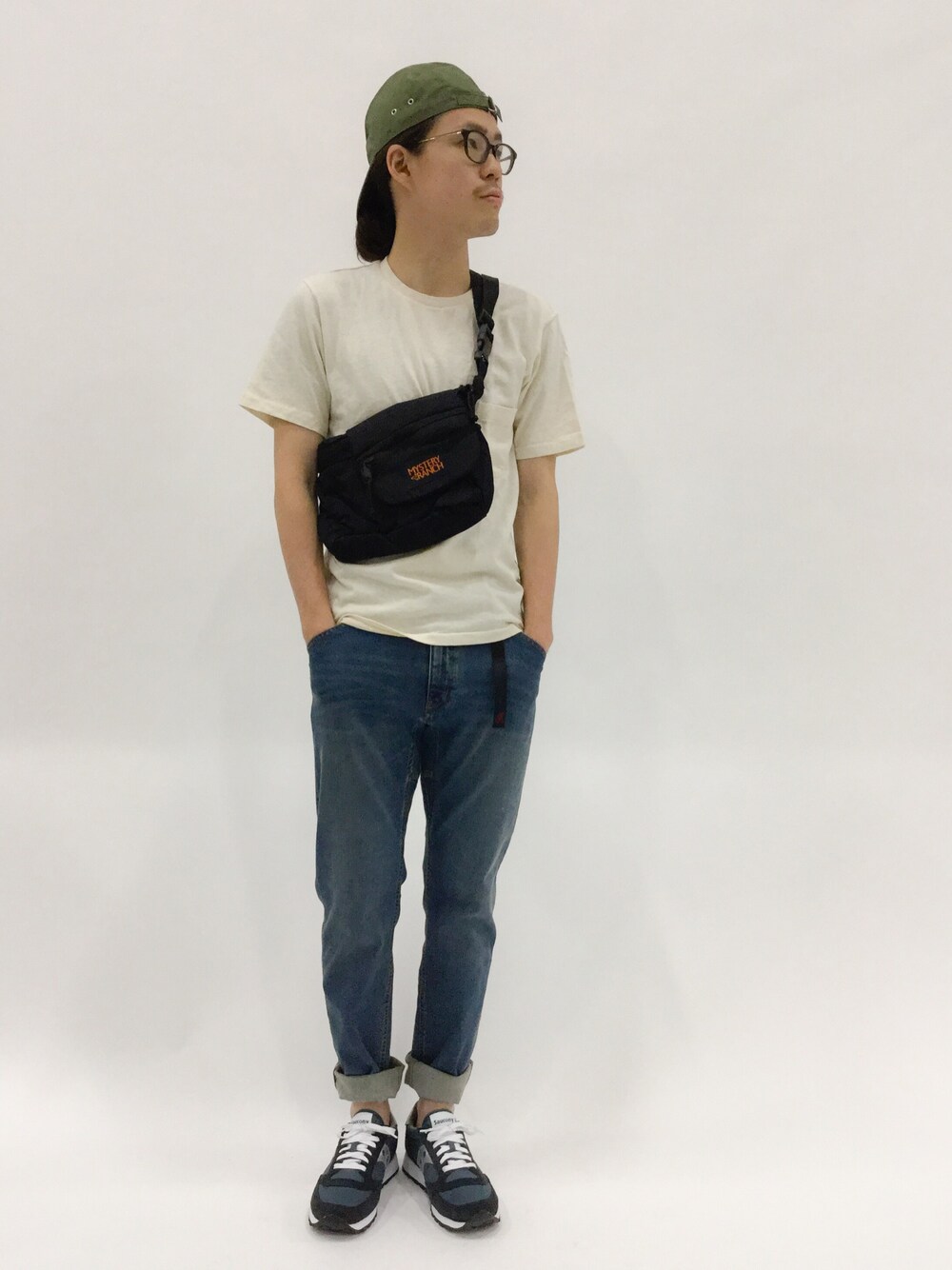 「グラミチ、GRAMICCI、ポケットＴシャツ、ボディバッグ、saucony、ミステリーランチ、キャップ後ろかぶり、サッカニー、ワンポケT、キャップ×メガネ」｜「SauconyのSaucony サッカニー　JAZZ ORIGINAL  ジャズオリジナル  2044-2　NAVY/SILVER（スニーカー、ブルー系）」を使った、ナカニシアキラさん（メンズ・172cm）の夏コーディネートの1枚目の写真