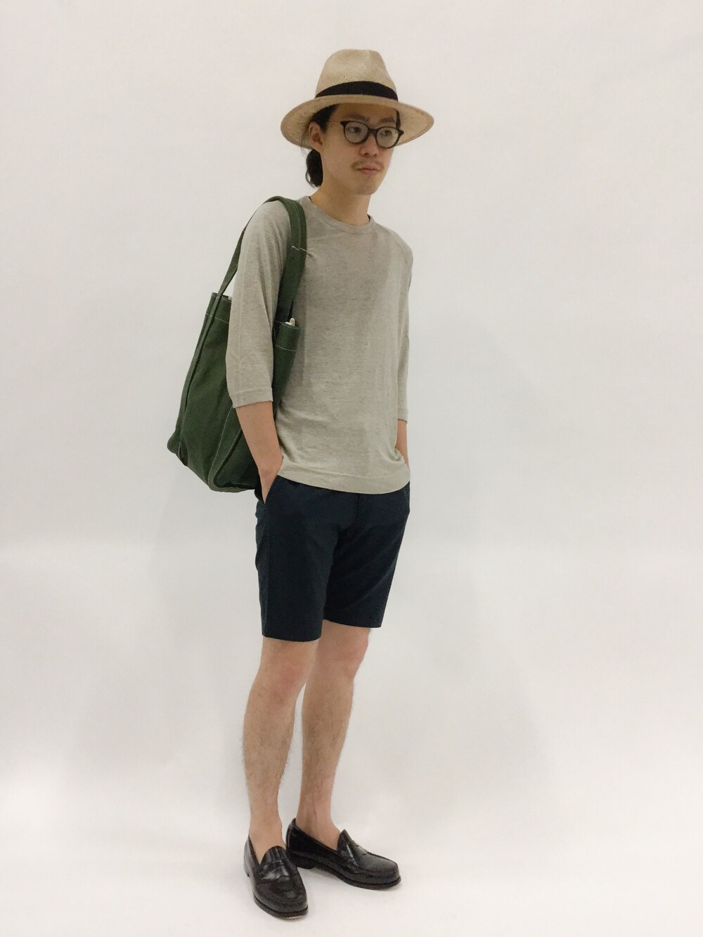 「トートバッグ、ショートパンツ、ローファー、ショーパン、ショーツ、ストローハット、ラグランTシャツ、ツバ広ハット、膝上ショーツ」｜「JOURNAL STANDARDのC/フレンチリネン ショーツ #（その他パンツ、ブルー系）」を使った、ナカニシアキラさん（メンズ・172cm）の夏コーディネートの1枚目の写真