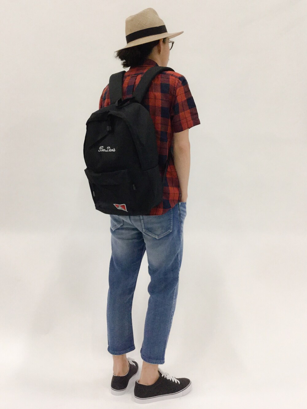 「バックパック、チェックシャツ、リュック、クロップドパンツ、赤チェック、黒リュック、ストローハット、ツバ広ハット、黒スニーカー、半袖シャツ」｜「B:MING by BEAMSのビーミング by ビームス / リネンチェックボタンダウン（シャツ/ブラウス、レッド系）」を使った、ナカニシアキラさん（メンズ・172cm）の夏コーディネートの1枚目の写真