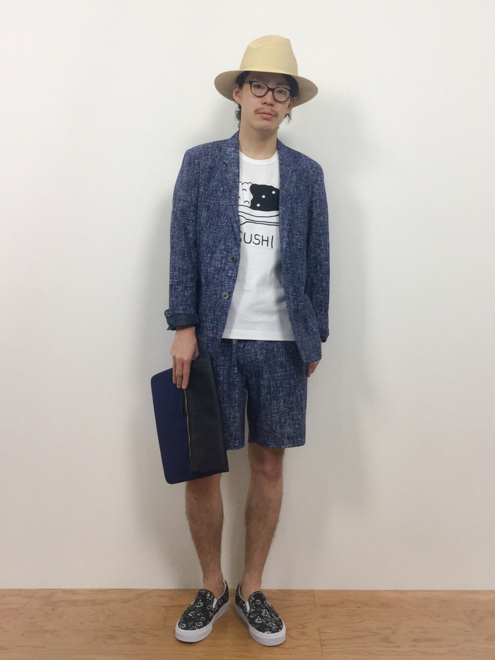 「セットアップ、プリントTシャツ、ハット、スリッポン、プリントT、中折れハット、セットアップスタイル、ツバ広ハット、白Tシャツ、ペーパーハット」｜「AZUL by moussyのペーパー中折ブレードワイドブリムHAT（ハット、ベージュ系）」を使った、ナカニシアキラさん（メンズ・172cm）の夏コーディネートの1枚目の写真
