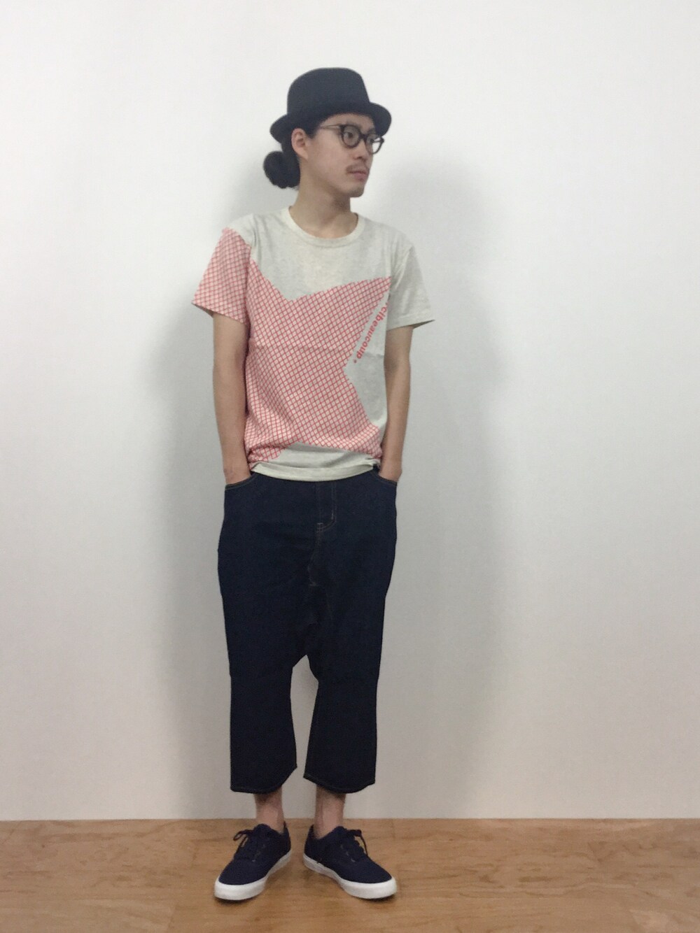 「サルエルパンツ、サルエル、中折れハット、サルエルデニム、メルシーボークー、mercibeaucoup、黒ハット」｜「mercibeaucoup,のＢ：ホシメッシュティー（Tシャツ/カットソー、ホワイト系）」を使った、ナカニシアキラさん（メンズ・172cm）の夏コーディネートの1枚目の写真