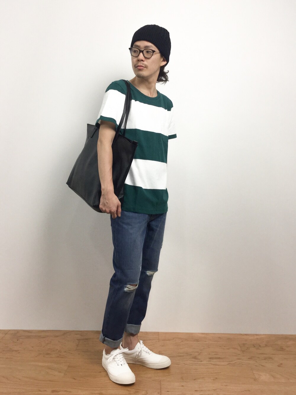 「トートバッグ、ボーダー、ニット帽、ダメージジーンズ、ボーダートップス、ダメージデニム、クラッシュデニム、クラッシュジーンズ、ワイドボーダー、ボーダーカットソー」｜「HAREのダメージデニムスリム(HARE)（デニムパンツ、ブルー系）」を使った、ナカニシアキラさん（メンズ・172cm）の夏コーディネートの1枚目の写真