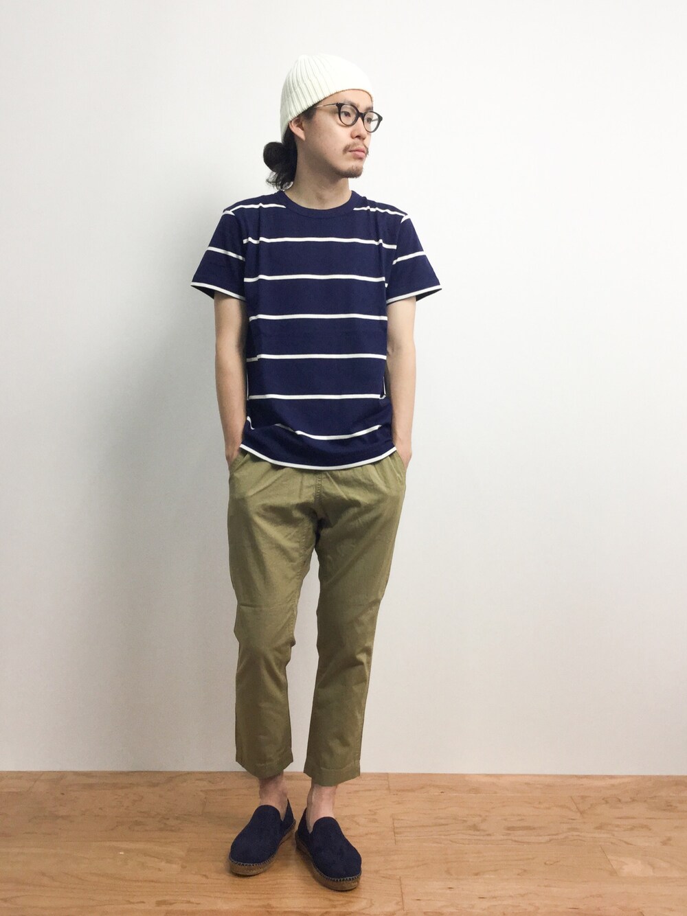 「ニット帽、クライミングパンツ、ネイビー×ベージュ、gaimo、白ニット帽、夏でもニット帽」｜「coenのCOOLMAXビーニー（ニットキャップ/ビーニー、ホワイト系）」を使った、ナカニシアキラさん（メンズ・172cm）の夏コーディネートの1枚目の写真