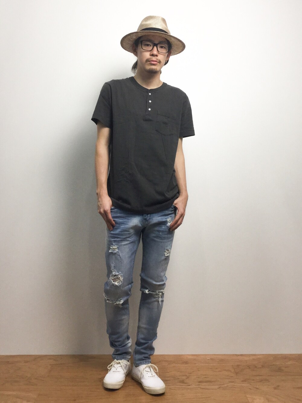 「ハット、白スニーカー、ダメージジーンズ、ダメージデニム、ダメージデニムパンツ、クラッシュデニム、クラッシュジーンズ、ツバ広ハット、ヘンリーネック、ホワイトスニーカー」｜「DOWBLのストレッチクラッシュデニム（デニムパンツ、ブルー系）」を使った、ナカニシアキラさん（メンズ・172cm）の夏コーディネートの1枚目の写真