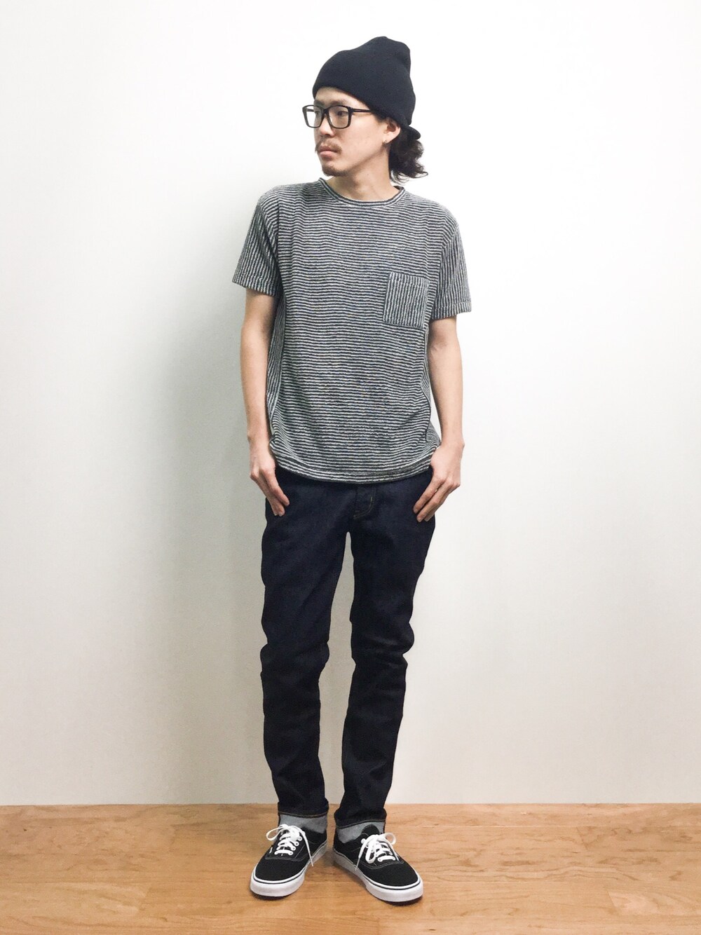「ニットキャップ、HARE、デニムパンツ、ハレ、パイル、テーパードデニム、VANSのスニーカー、夏でもニット帽」｜「OVERRIDEの【BRONER】SUPER STRETCH KNIT RADER（ニットキャップ/ビーニー、ブラック系）」を使った、ナカニシアキラさん（メンズ・172cm）の夏コーディネートの1枚目の写真