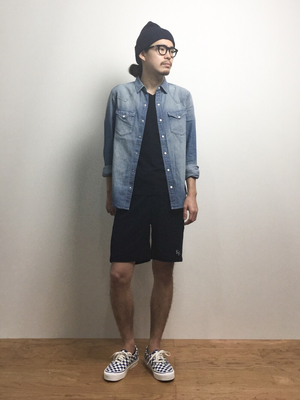 「VANS、ニット帽、ニットキャップ、デニムシャツ、サーフ、サーフスタイル、VANSのスニーカー、シャツ×Tシャツ、Tシャツ×シャツ」｜「VANSのVANSON WAPPEN RIB WATCH（ニットキャップ/ビーニー、ブルー系）」を使った、ナカニシアキラさん（メンズ・172cm）の夏コーディネートの1枚目の写真