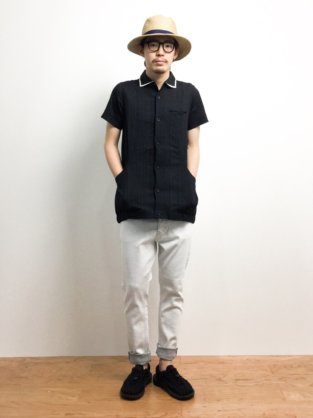 「白パン、白パンツ、keen、ホワイトパンツ、アウトドアミックス、ツバ広ハット、NATAL DESIGN、ネイタルデザイン、UNEEK」｜「WHO'S WHO galleryの【BURNING MAN】SUNハット（ハット、ブラウン系）」を使った、ナカニシアキラさん（メンズ・172cm）の夏コーディネートの1枚目の写真