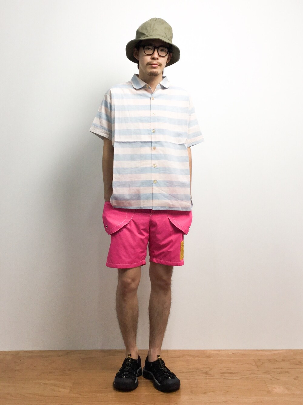 「ピンク、アウトドアスタイル、keen、ボーダートップス、アウトドアミックス、NATAL DESIGN、マウンテンハット、ネイタルデザイン、スイムショーツ」｜「RAGEBLUEの綿麻マウンテンHAT/566541（ハット、グリーン系）」を使った、ナカニシアキラさん（メンズ・172cm）の夏コーディネートの1枚目の写真