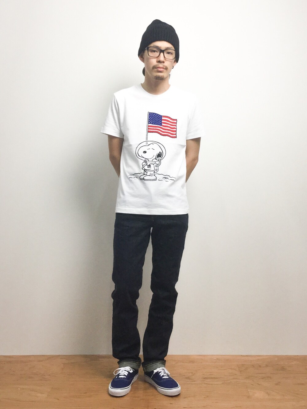 「デニム、VANS、ニット帽、ＳＮＯＯＰＹ　、ニットキャップ、スヌーピー、PEANUTS、デニムパンツ、VANSのスニーカー、夏でもニット帽」｜「AZUL by moussyのコットンシンプルリブニットCAP（キャップ、ブラック系）」を使った、ナカニシアキラさん（メンズ・172cm）の夏コーディネートの1枚目の写真