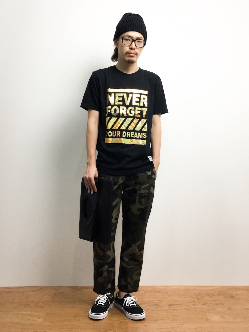 「ニット帽、Tシャツ、ニットキャップ、黒、カモフラパンツ、ゴールド、アンクルパンツ、VANSのスニーカー、夏でもニット帽、ZOZO夏セール2015」｜「AZUL by moussyのコットンシンプルリブニットCAP（キャップ、ブラック系）」を使った、ナカニシアキラさん（メンズ・172cm）の夏コーディネートの1枚目の写真