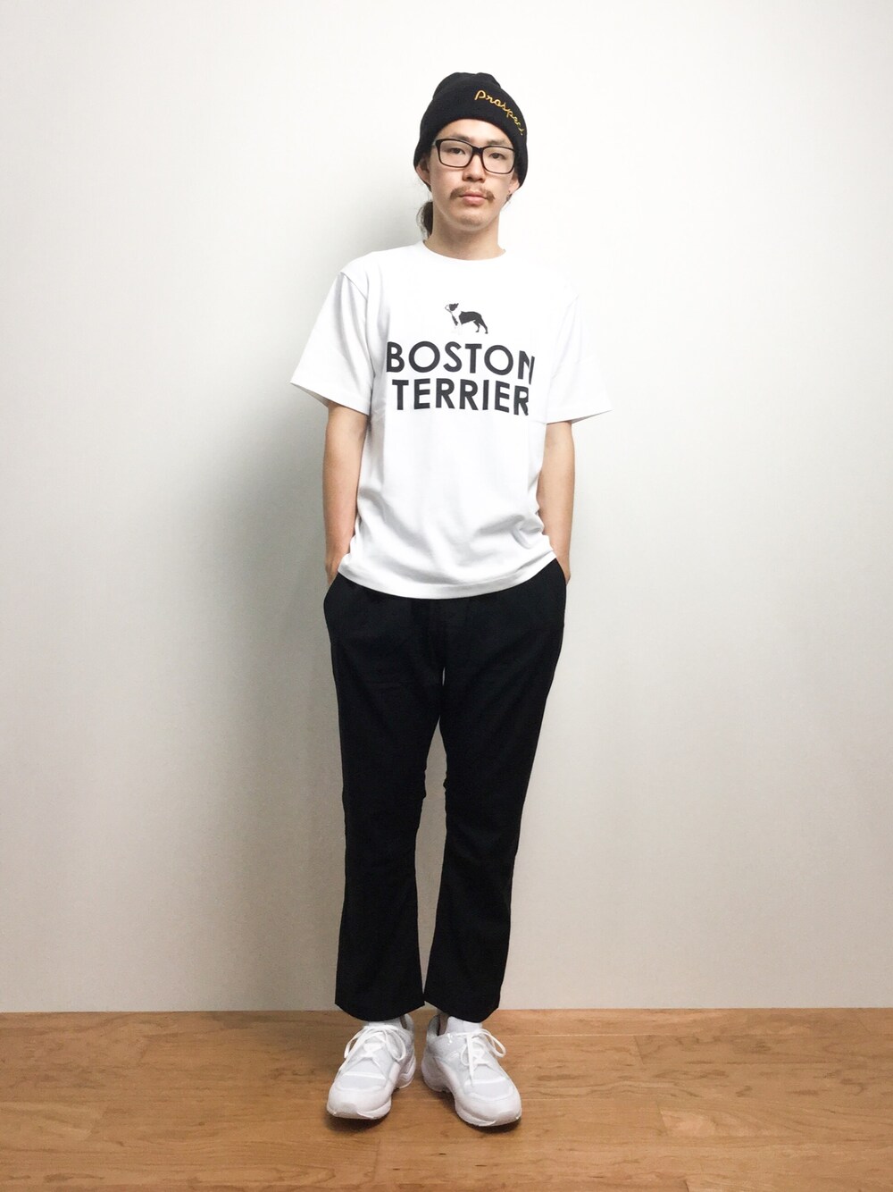 「プリントTシャツ、ニット帽、Tシャツ、ニットキャップ、スラックス、クロップドパンツ、ブラック×ホワイト、白Tシャツ」｜「NANO universeの：刺繍ワッチ（ニットキャップ/ビーニー、ブラック系）」を使った、ナカニシアキラさん（メンズ・172cm）の夏コーディネートの1枚目の写真
