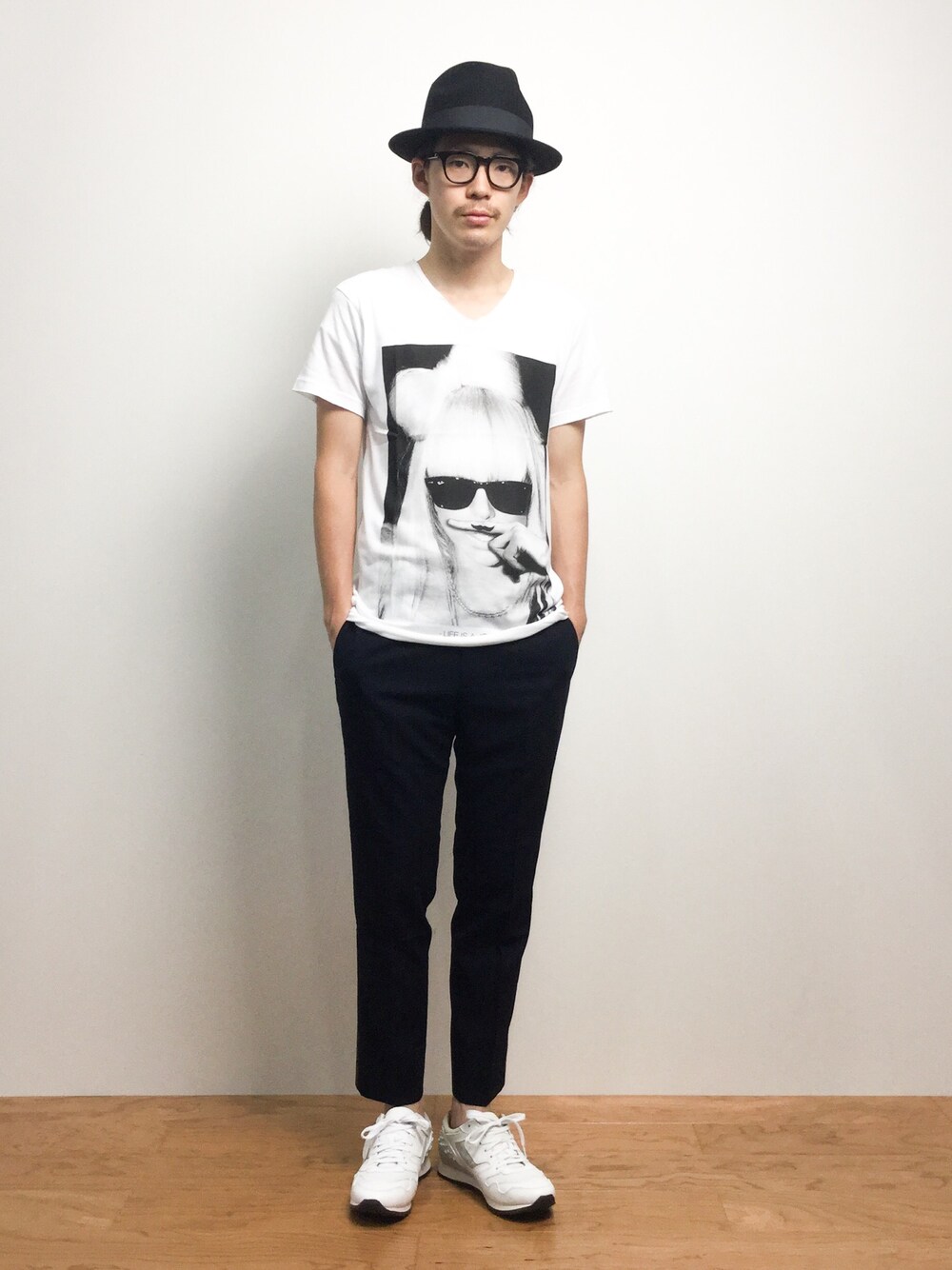 「Tシャツ、ハット、白スニーカー、白いスニーカー、アンクルパンツ、白Tシャツ、フォトT、黒ハット」｜「BEAUTY&YOUTH UNITED ARROWSのBY 80/2 ギャバ ライン 1P パンツ（その他パンツ、ブルー系）」を使った、ナカニシアキラさん（メンズ・172cm）の夏コーディネートの1枚目の写真