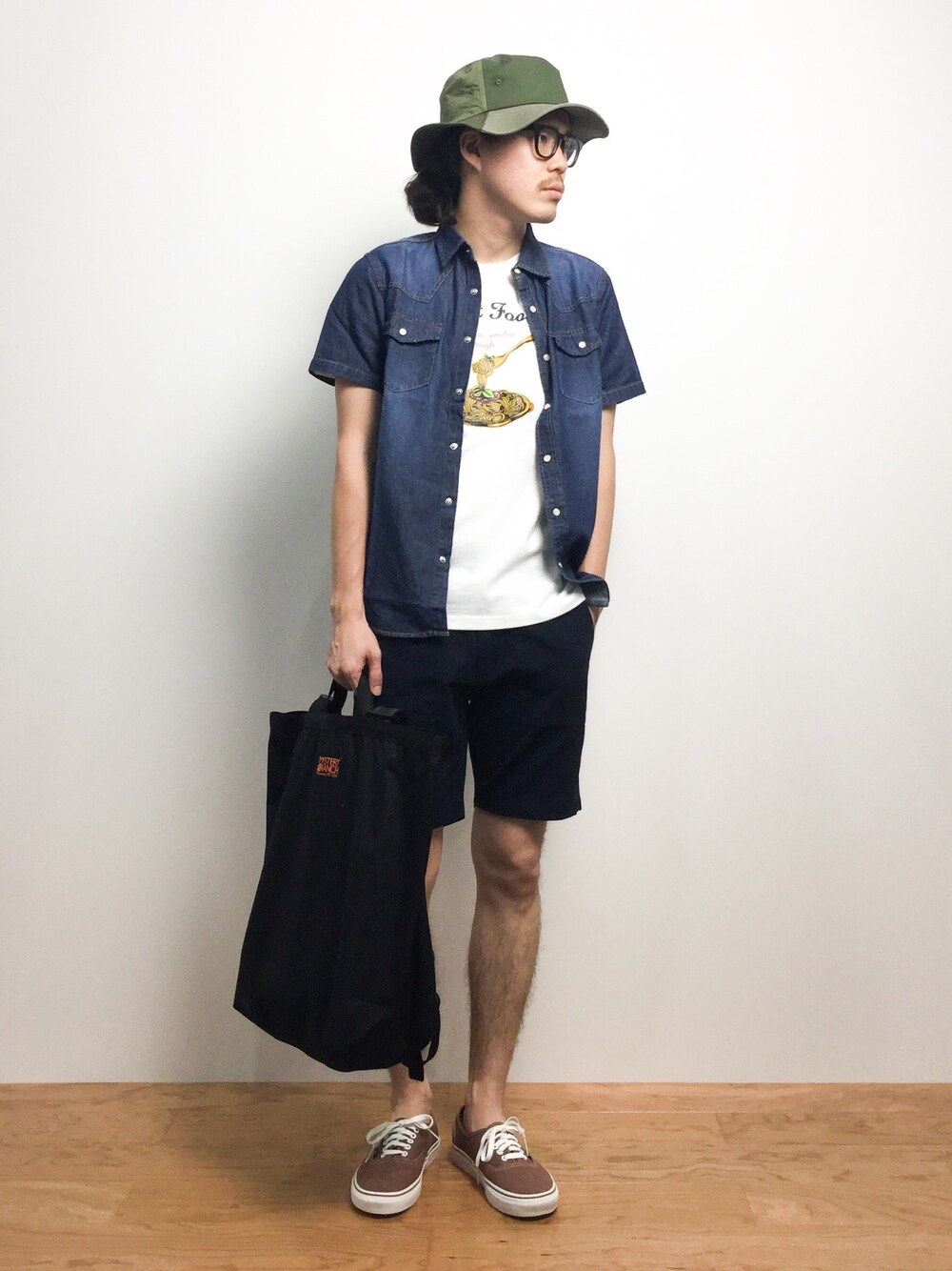 「バックパック、プリントTシャツ、ハット、デニムシャツ、ショーツ、プリントT、ミステリーランチ、膝上ショーツ、シャツ×Tシャツ、Tシャツ×シャツ」｜「RAGEBLUEのパッチワークHAT/ 566537（ハット、グリーン系）」を使った、ナカニシアキラさん（メンズ・172cm）の夏コーディネートの1枚目の写真