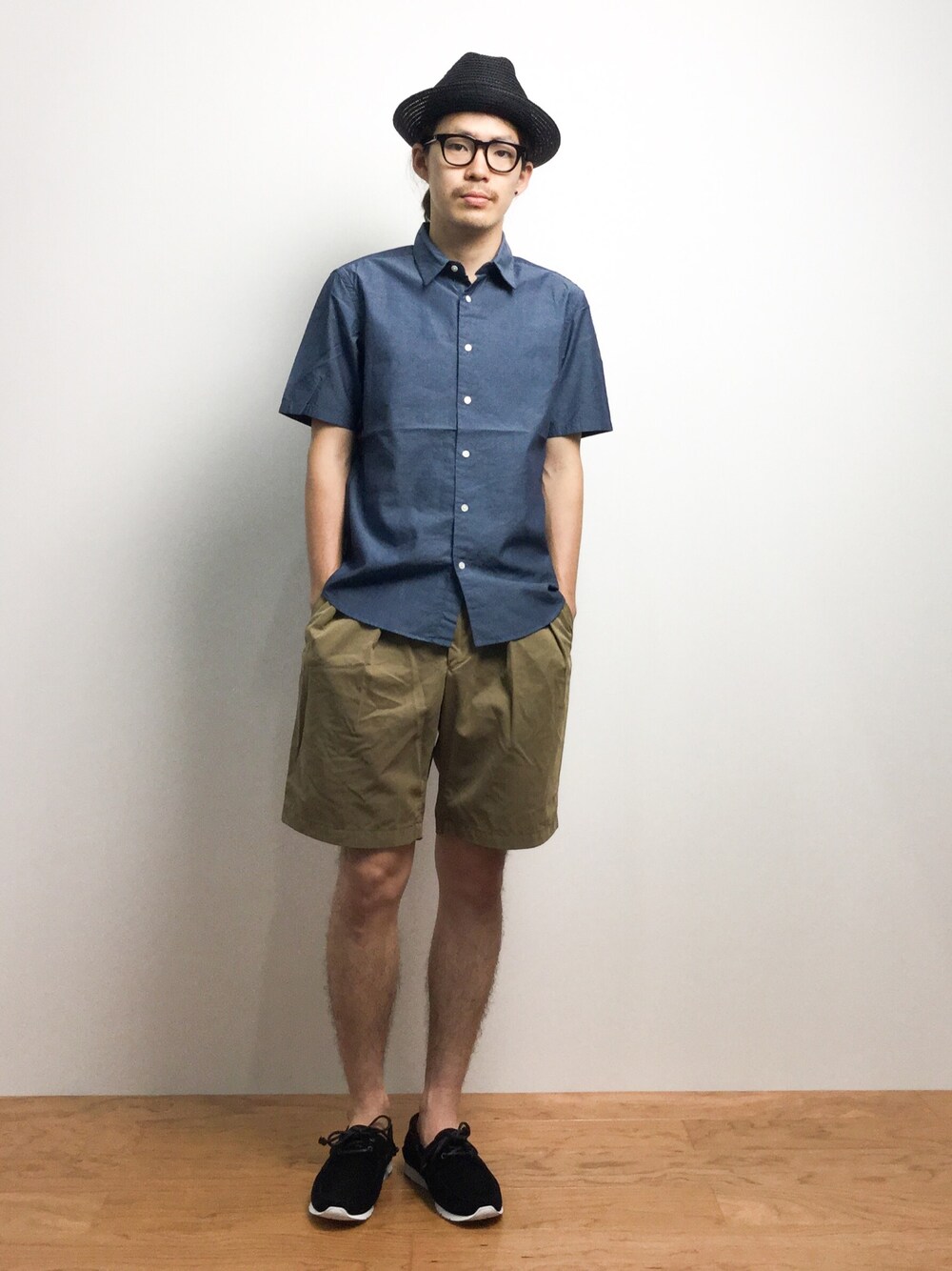 「シャツ、ハット、デッキシューズ、ショーツ、シャツスタイル、半袖シャツ、膝上ショーツ」｜「PETER GRIMMのONSPOTZ ORIGINAL PETER GRIMM HAT MOCHI BLACK（ハット、ブラック系）」を使った、ナカニシアキラさん（メンズ・172cm）の夏コーディネートの1枚目の写真