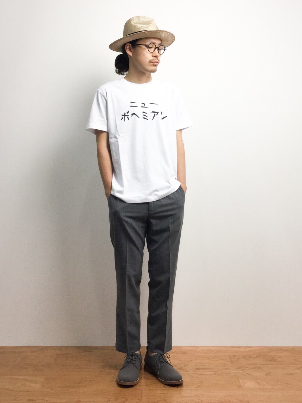 「Tシャツ、summer、イージーパンツ、黒縁メガネ、白Tシャツ、サマースタイル、カタカナT」｜「WEGOのWEGO/ニホンゴTシャツ（Tシャツ/カットソー、その他）」を使った、ナカニシアキラさん（メンズ・172cm）の夏コーディネートの1枚目の写真