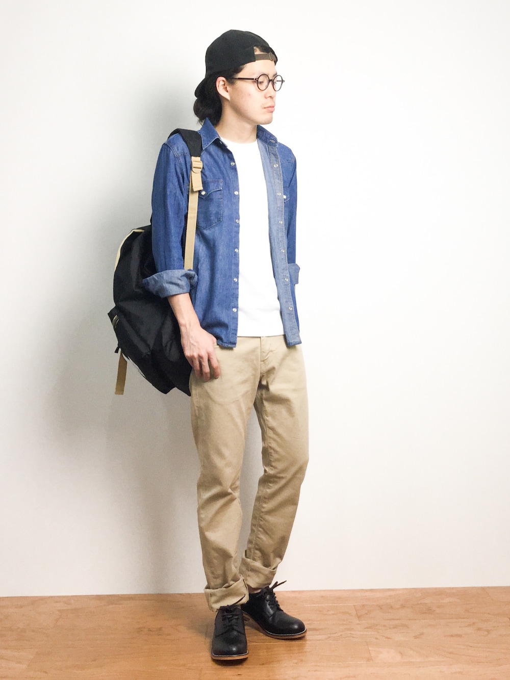 「キャップ、デニムシャツ、革靴、ロールアップ、ベージュパンツ、メガネ男子、キャップ後ろかぶり、シャツ×Tシャツ、Tシャツ×シャツ、キャップ×メガネ」｜「NANO universeの：BBキャップ （キャップ、ブラック系）」を使った、ナカニシアキラさん（メンズ・172cm）の夏コーディネートの1枚目の写真