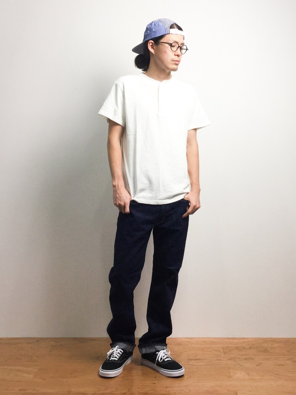 「デニム、VANS、ジーンズ、キャップ、デニムパンツ、黒縁メガネ、ヘンリーネック、VANSのスニーカー、キャップ後ろかぶり、キャップ×メガネ」｜「Herschel SupplyのHERSCHEL SUPPLY: GLENDALE クラシックキャップ（キャップ、ブルー系）」を使った、ナカニシアキラさん（メンズ・172cm）の夏コーディネートの1枚目の写真