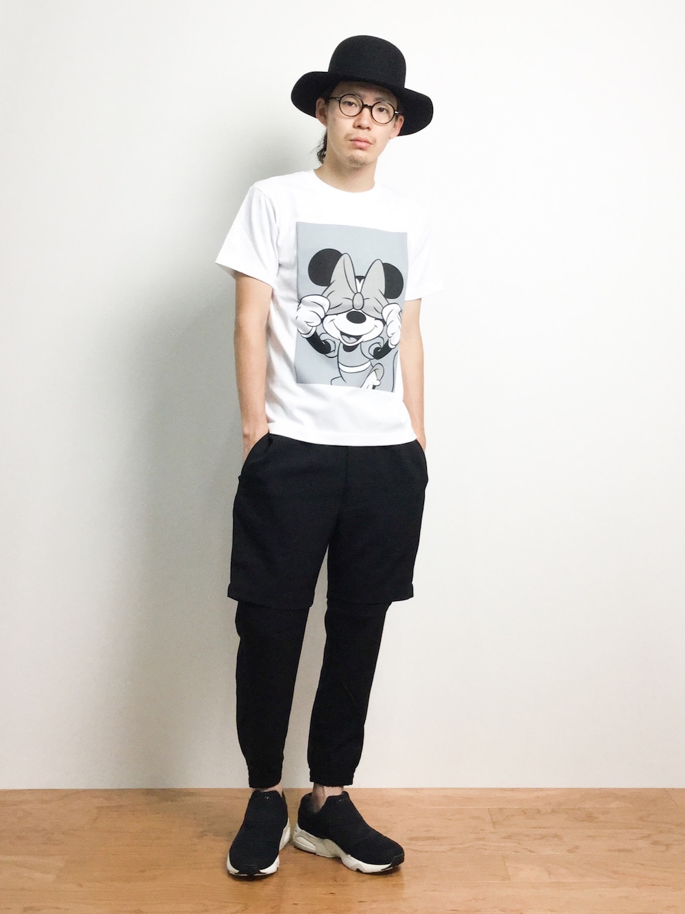 「Tシャツ、ハット、モノトーン、ディズニー、モード、ボーラーハット、ミニー、モノトーンコーデ、MONKEY TIME、黒ハット」｜「CIAOPANICの【Ciaopanic】　ボーラーハット（ハット、ブラック系）」を使った、ナカニシアキラさん（メンズ・172cm）の夏コーディネートの1枚目の写真
