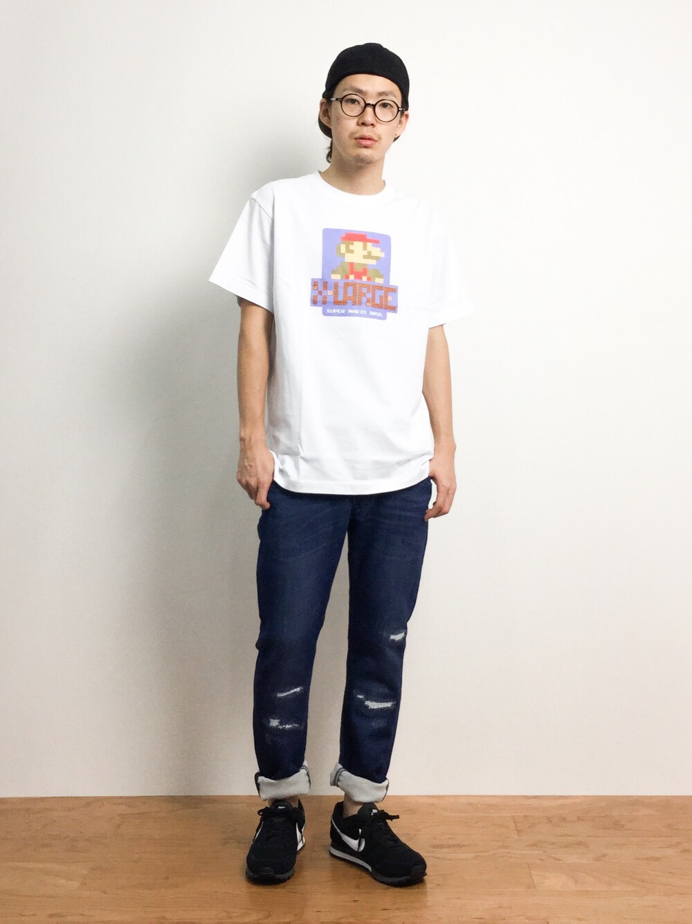 「NIKE、キャップ、Tシャツ、めがね、オーバーサイズ、プリントT、メガネ男子、キャップ後ろかぶり、マリオ、キャップ×メガネ」｜「ADAM ET ROPE'のフラノバイカラーキャップ（キャップ、ブラック系）」を使った、ナカニシアキラさん（メンズ・172cm）の夏コーディネートの1枚目の写真