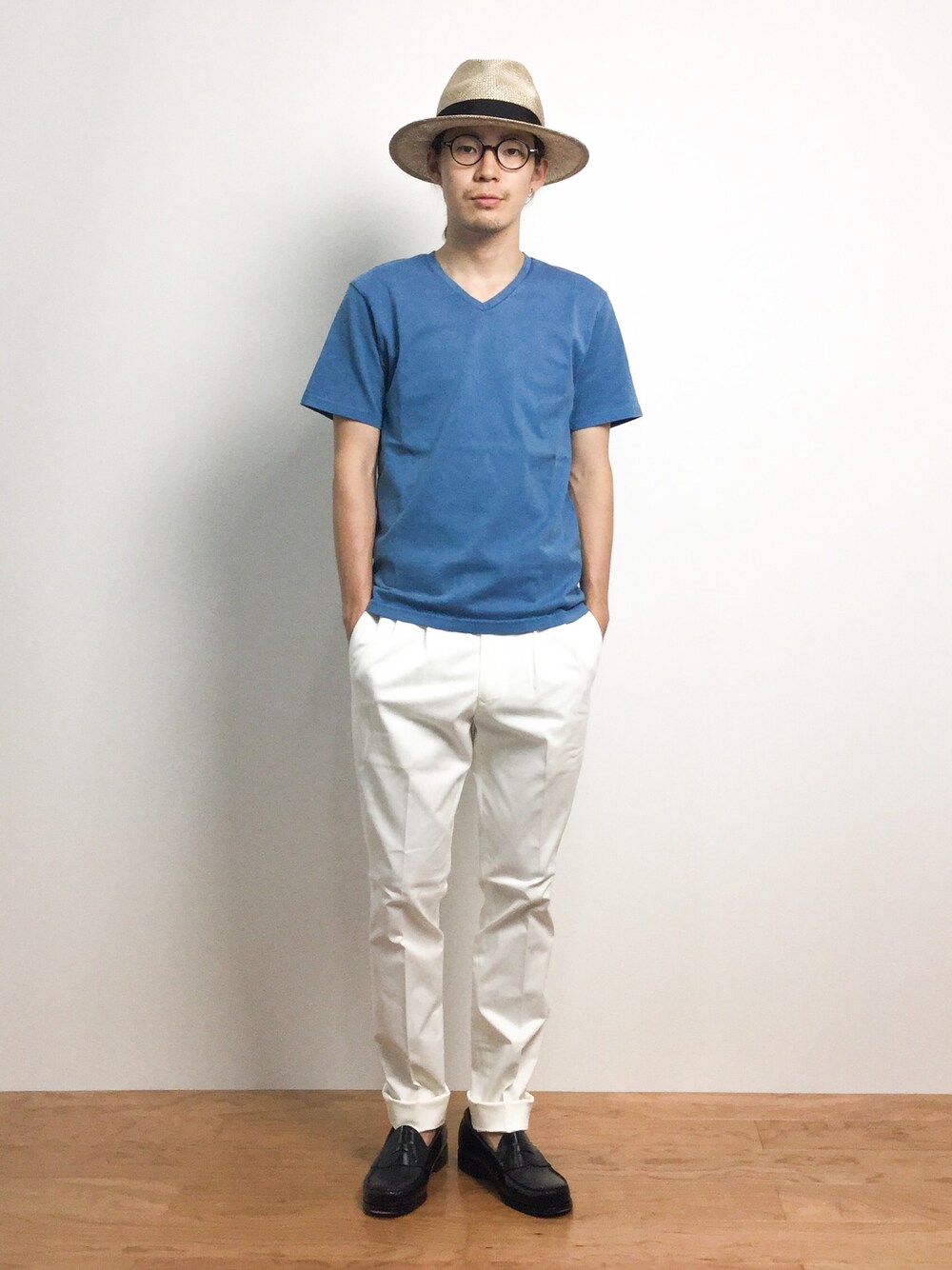 「Tシャツ、ローファー、めがね、ハット、タックパンツ、ホワイトパンツ、メガネ男子、ストローハット、無地Tシャツ、無地T」｜「JOURNAL STANDARDの30/2 テンジクオーバーダイV/N S/S / Tシャツ ##（Tシャツ/カットソー、ブルー系）」を使った、ナカニシアキラさん（メンズ・172cm）の夏コーディネートの1枚目の写真