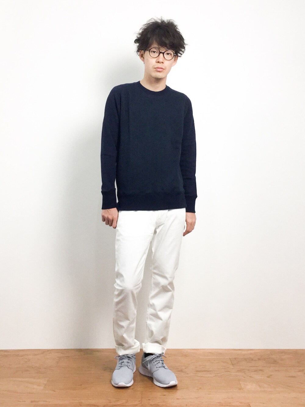 「スニーカー、シンプル、めがね、白パン、白パンツ、黒縁メガネ、ホワイトパンツ、シンプルコーデ、メガネ男子、ネイビー×ホワイト」｜「417 EDIFICEの◇JQケーブル クルーネックスウェット（スウェット、ブルー系）」を使った、ナカニシアキラさん（メンズ・172cm）の夏コーディネートの1枚目の写真