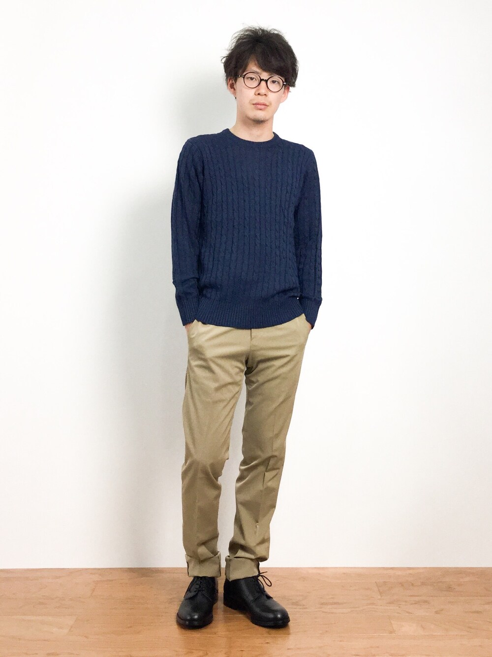 ブルー系のニット/セーター、ベージュ系のその他パンツを着用したメンズの夏コーディネートの1枚目の写真