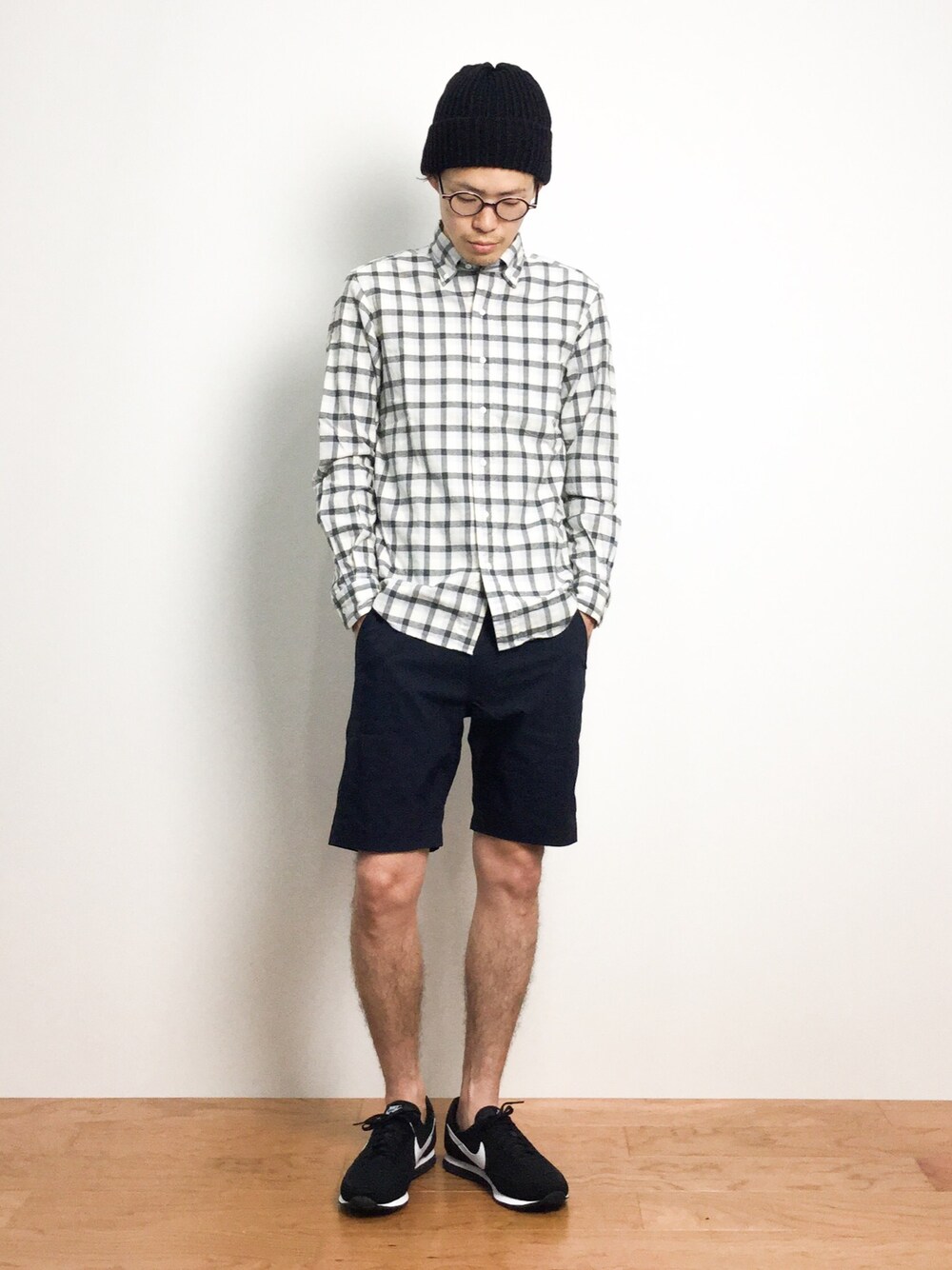 「シャツ、NIKE、チェックシャツ、ニット帽、めがね、ニットキャップ、ナイキ、ショーツ、メガネ男子、シャツスタイル」｜「NIKEのNIKE ナイキ ELITE エリート M654912（スニーカー、ブラック系）」を使った、ナカニシアキラさん（メンズ・172cm）の夏コーディネートの1枚目の写真