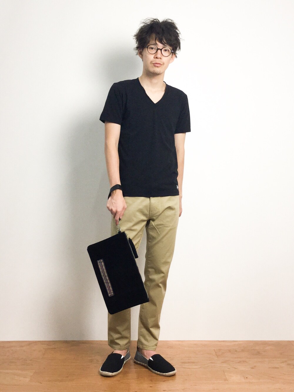 「シンプル、クラッチバッグ、Tシャツ、シンプルコーデ、ベージュパンツ、アンクルパンツ、エスパドリーユ、無地T、黒Tシャツ」｜「RAGEBLUEのネイティブショートクラッチバッグ/566754（クラッチバッグ、ブラック系）」を使った、ナカニシアキラさん（メンズ・172cm）の夏コーディネートの1枚目の写真