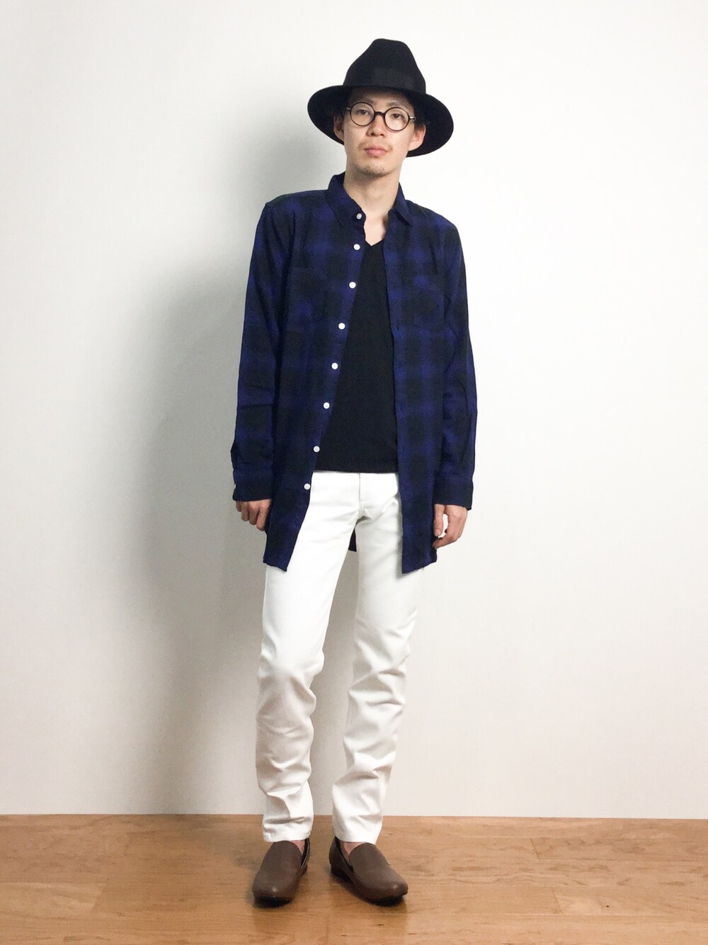「チェックシャツ、ハット、ロングシャツ、白パン、オペラシューズ、白パンツ、ホワイトパンツ、黒ハット、ロング丈シャツ」｜「URBAN RESEARCHのURBAN RESEARCH CELN FELT HAT（ハット、ブラック系）」を使った、ナカニシアキラさん（メンズ・172cm）の夏コーディネートの1枚目の写真