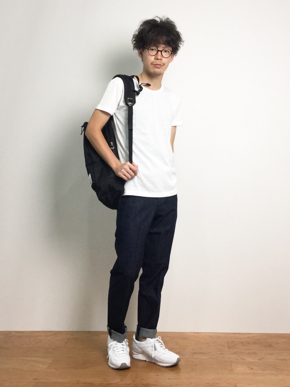「スニーカー、バックパック、Tシャツ、白スニーカー、黒リュック、メガネ男子、白Tシャツ、無地T、アシックス、マキャベリック」｜「ASICSのアシックスタイガー ゲルライト ファイブ ASICS Tiger GEL-LYTE V (TQ5X4L)（スニーカー、ホワイト系）」を使った、ナカニシアキラさん（メンズ・172cm）の夏コーディネートの1枚目の写真