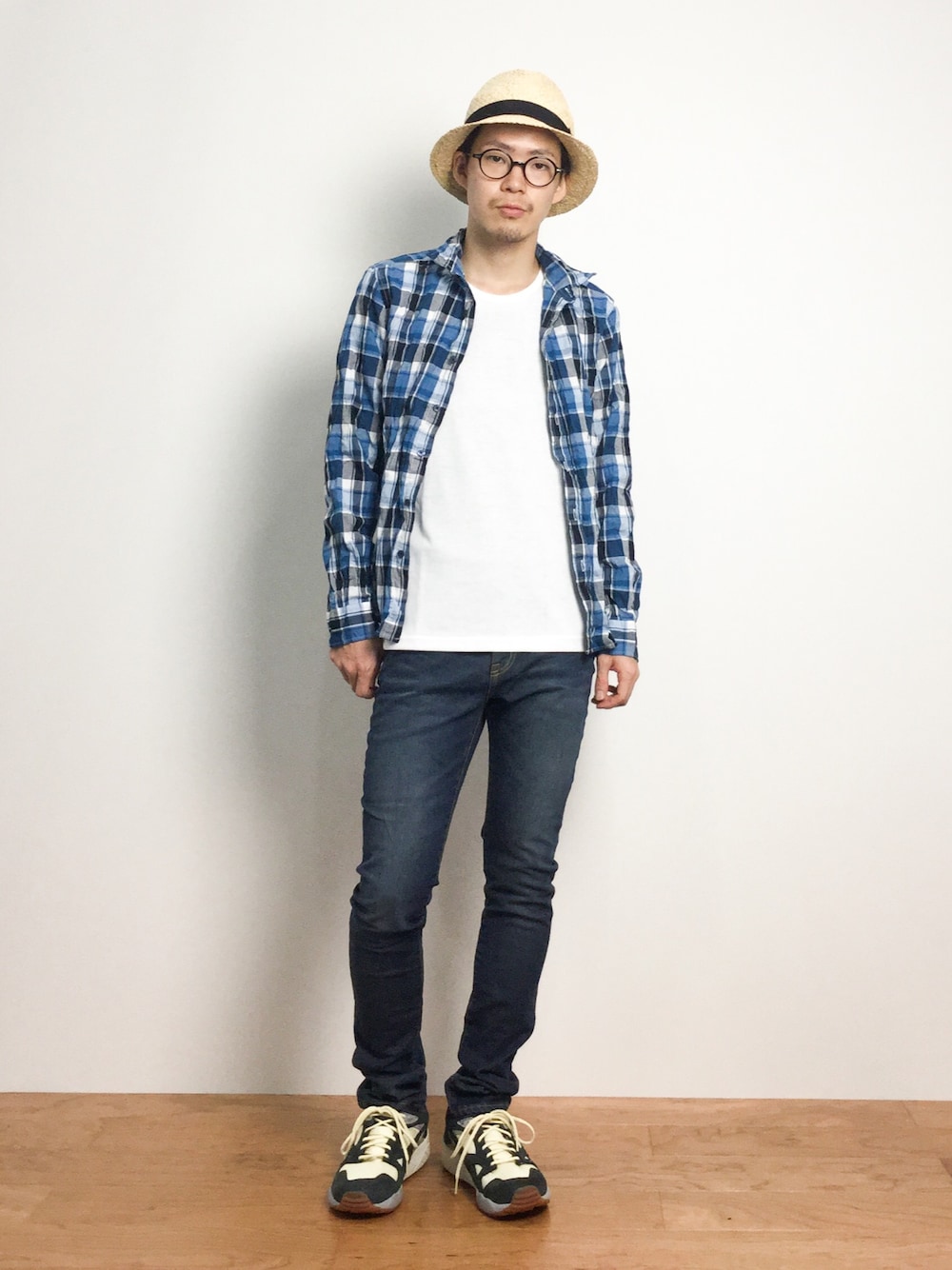「スニーカー、シャツ、チェックシャツ、スキニー、ハット、スキニーデニム、シャツスタイル、シャツ×Tシャツ、Tシャツ×シャツ、ベージュのハット」｜「CAMBIOのms1725-【CAMBIO(カンビオ)】マドラスチェッククインクルシャツ（シャツ/ブラウス、ブルー系）」を使った、ナカニシアキラさん（メンズ・172cm）の夏コーディネートの1枚目の写真