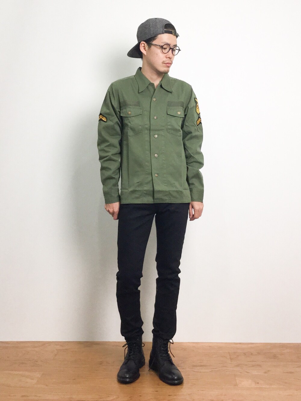 「ブーツ、スキニーパンツ、スキニー、キャップ、ベースボールキャップ、ブーツイン、ミリタリーシャツ、スキニーデニム、キャップ後ろかぶり、キャップ×メガネ」｜「NANO universeの： ヘリンボーンBBキャップ [T-6]SIZE:FREE（キャップ、ブラック系）」を使った、ナカニシアキラさん（メンズ・172cm）の夏コーディネートの1枚目の写真