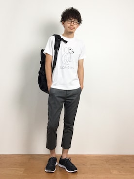 「黒リュック」｜「アイテム（チノパンツ）」を使った、ナカニシアキラさん（メンズ・172cm）の夏コーディネート