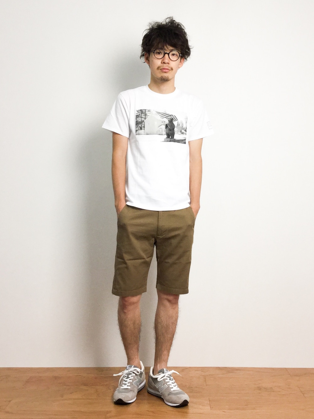 「Tシャツ、ハーフパンツ、ショーツ、プリントT、夏コーデ、カジュアルコーデ、フォトプリント、ニューバランス996、白いTシャツ、フォトT」｜「NEW BALANCEの【NEW BALANCE/ニューバランス】MRL996/570225（スニーカー、グレー系）」を使った、ナカニシアキラさん（メンズ・172cm）の夏コーディネートの1枚目の写真